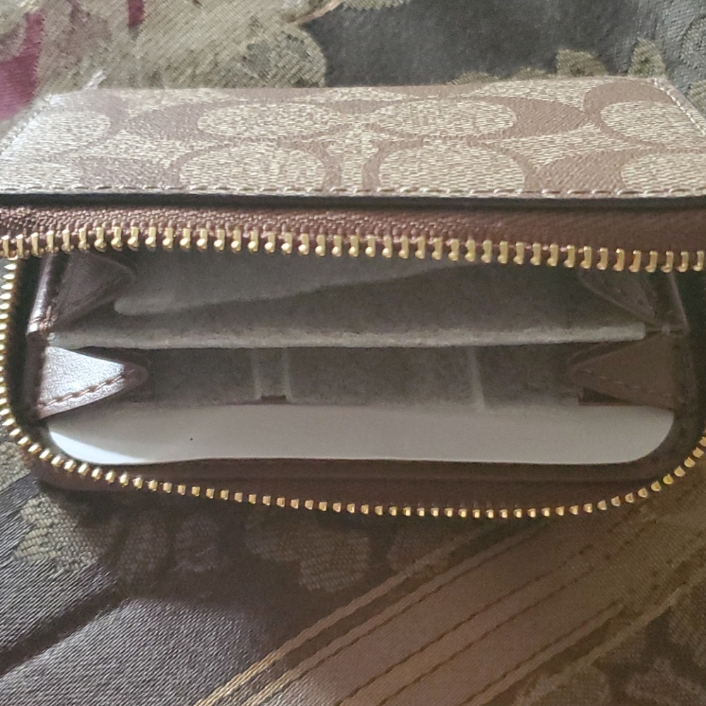 Coach brown Hp 2024 zip around cc cash coin free Keychain gold from me - Picture 3 of 4